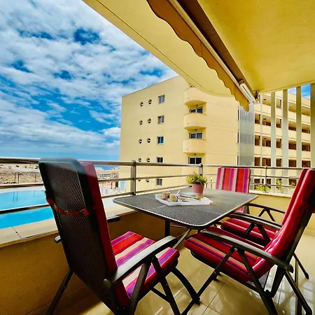 Apartment Poolside Paradise