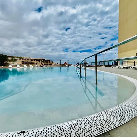 Poolside Paradise Apartament *