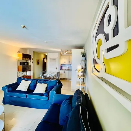 Poolside Paradise Apartament *