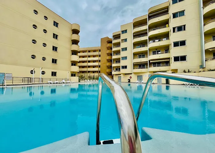 Poolside Paradise דירה *