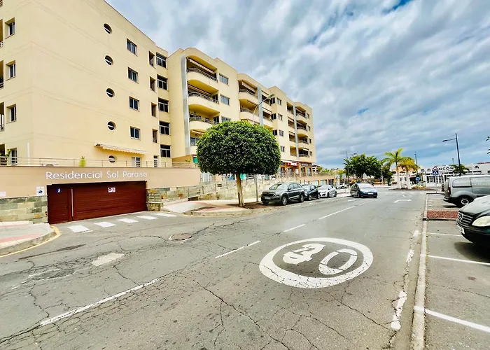 Poolside Paradise דירה