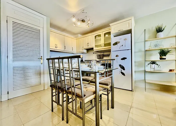 Poolside Paradise אדחה