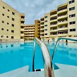 Poolside Paradise Apartman *