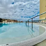 Poolside Paradise Apartman *