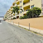 Poolside Paradise Apartman