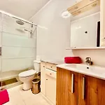 Poolside Paradise Apartman