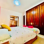 Poolside Paradise Apartman *