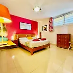 Poolside Paradise Apartman