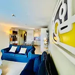 Poolside Paradise Apartman *