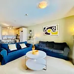 Apartman Poolside Paradise *