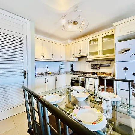 Apartment Poolside Paradise