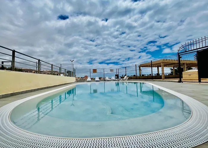 Poolside Paradise * أذيخي