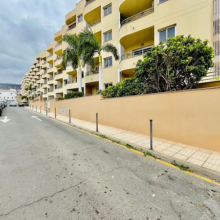 Poolside Paradise Apartamento