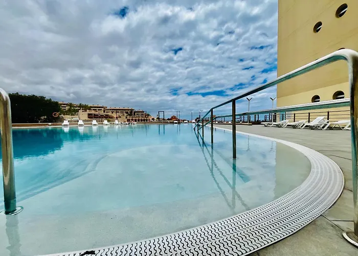 Poolside Paradise 아파트 *