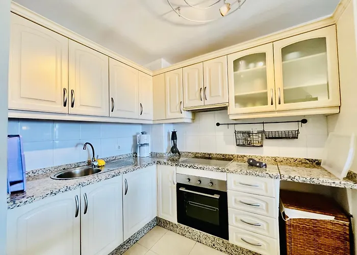 Poolside Paradise 아데제